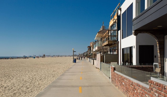 Upper Back Studio in an Oceanfront Home - No Views, No Outdoor Area. (68326)