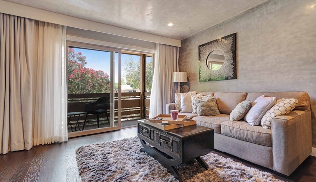 Upscale Condo with Heated Year-round Swimming Pool and Resort Amenities