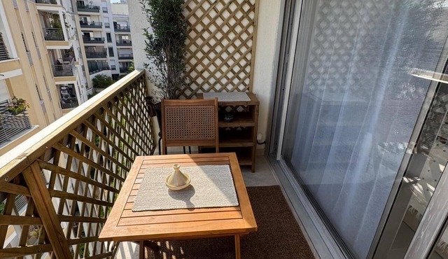 Upscale studio with balcony-La Défense