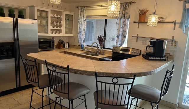 Upscale, Walkout Cozy Casita - Golfing, Casino, Lake, short walk to Restaurants