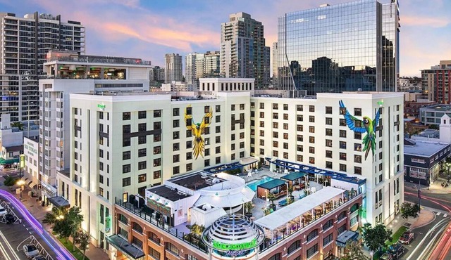 Urban Bayview Retreat Steps to Nightlife | Rooftop Pool Access