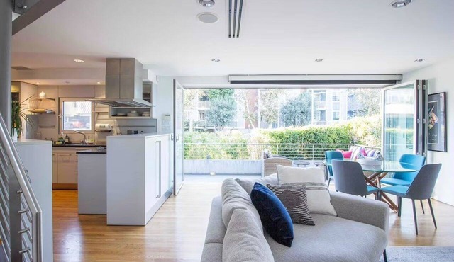 Urban Luxury Charm. 2-bedroom house in beautiful Brentwood with AC.