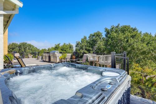 Vallejo Home w/Spacious Deck, Hot Tub & Views