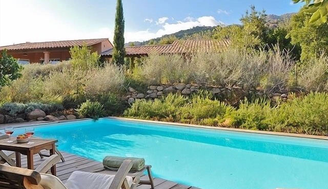 villa between sea and scrub
