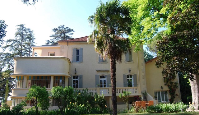 Villa in Valréas with Pool and Garden Views