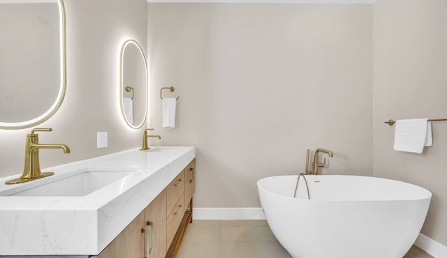 Vineyard Suite with soaking tub at downtown Napa B&B with pool and hot tub