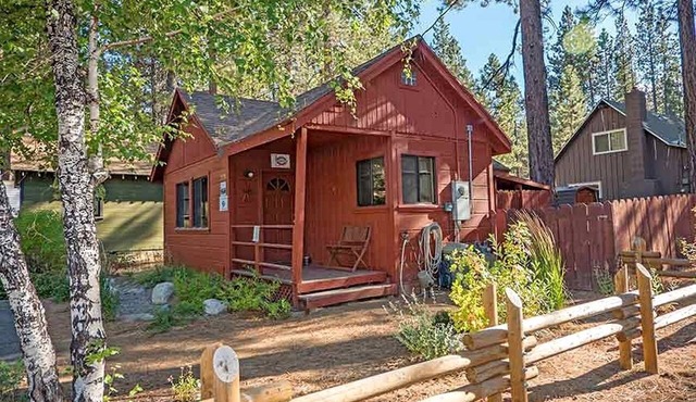 Vintage Wooden Cabin in South Lake Tahoe, California, with Hot-Tub Perfect for Outdoor Activities