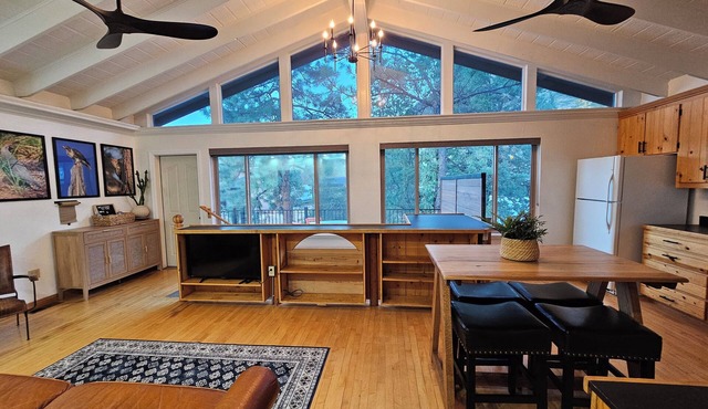 Walk/ride your bike to thumb butte trails! 2 bedrooms. Kayaks.Fishing poles, etc