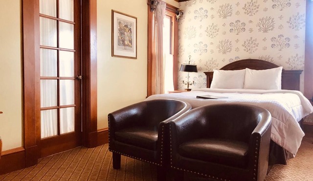 WALK TO OCEAN- QUEEN BED WITH BONUS TWIN BED
