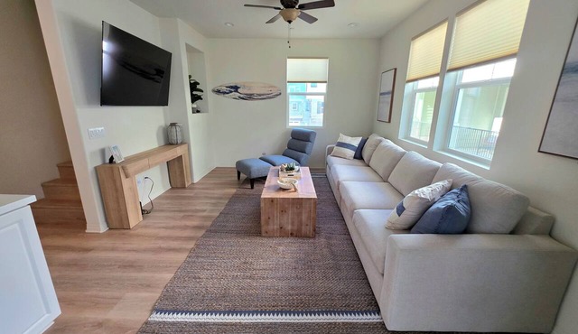 Walk to the Beach. Nest on a Doorstep of Coronado. 2-Bedroom Townhome