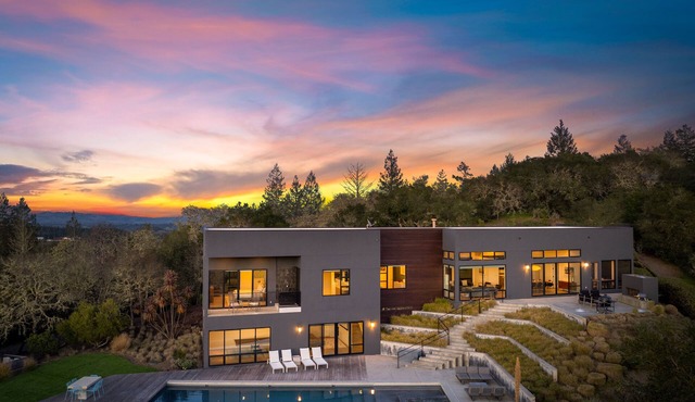 Wander Sonoma Vineyards w/Pool, Workstations & Hot Tub – 4 Bedrooms, Sleeps 8