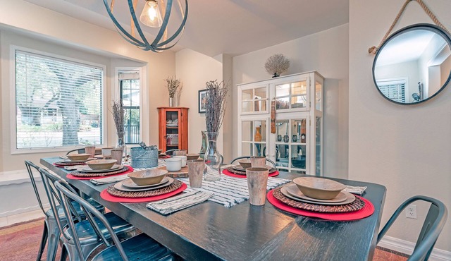 Wine Country Escape with Mountain Views, Hot Tub and 4 King beds!