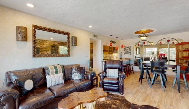 Wonderful condo with pool, fireplace, W/D, & grill - golf nearby