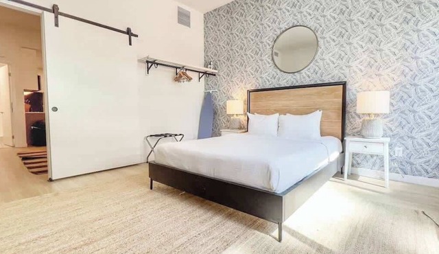 Work-Ready Downtown Apt | King Bed & Full Kitchen
