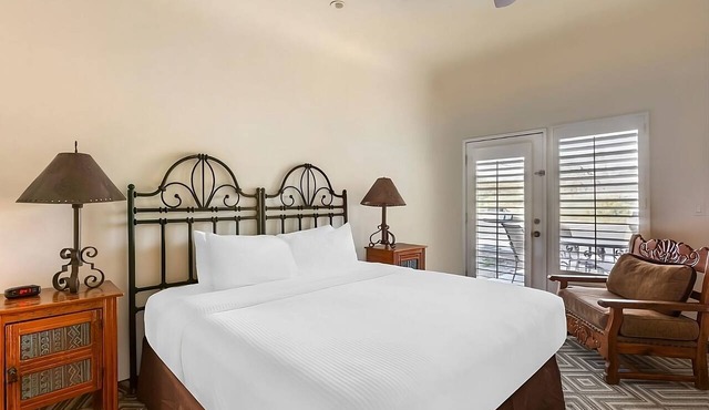 Your Cave Creek Paradise! Full Kitchen, Outdoor Pool, Free Parking!