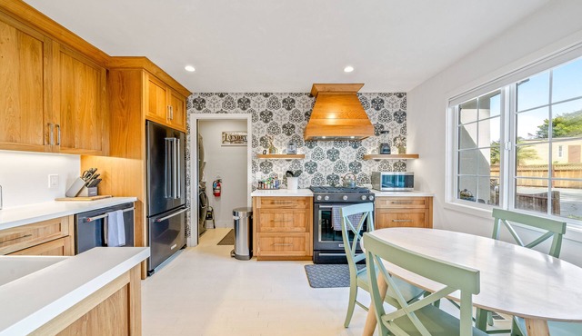 Your Dream Seaside Vacation! Charming 2 BDR Home Just Minutes to Del Monte Beach