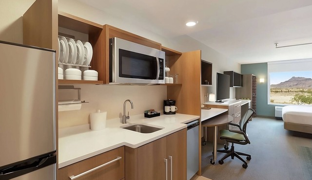 Your Private Retreat! Outdoor Pool, Free Breakfast, Pets Allowed, Free Parking!