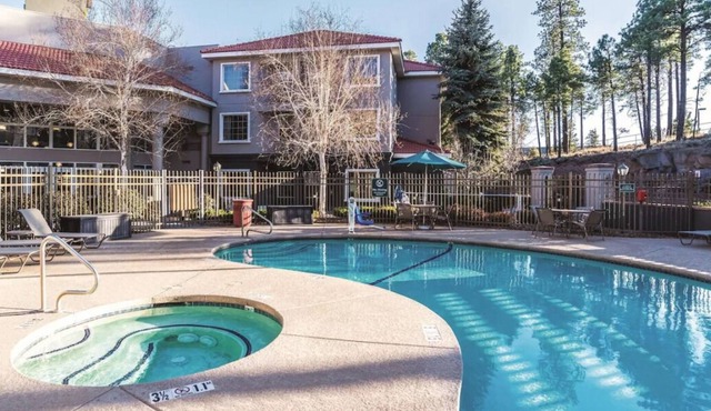 Your Relaxing Getaway Awaits! Pool, Free Breakfast, Free Parking