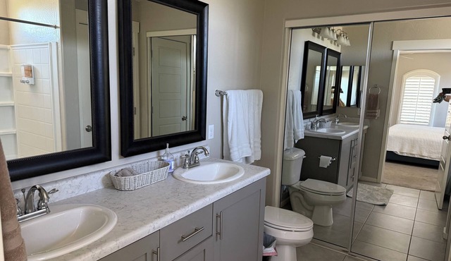 Your Surprise Adventure Begins Here! 3/2.5 ★Heated Pool★Near Stadiums & Hiking