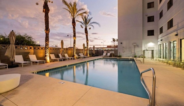 Zenith Retreat - Desert Sky Hideaway