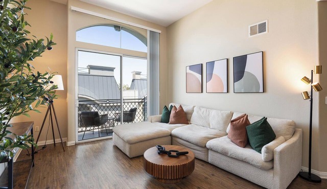 Zircon Zen - Quiet retreat 2BR Pool, Jacuzzi Marina