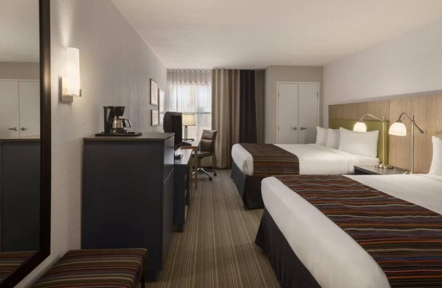 Hidden Gem in Phoenix, Queen Unit for 4, Pool, Gym, Parking, Near Phoenix Zoo
