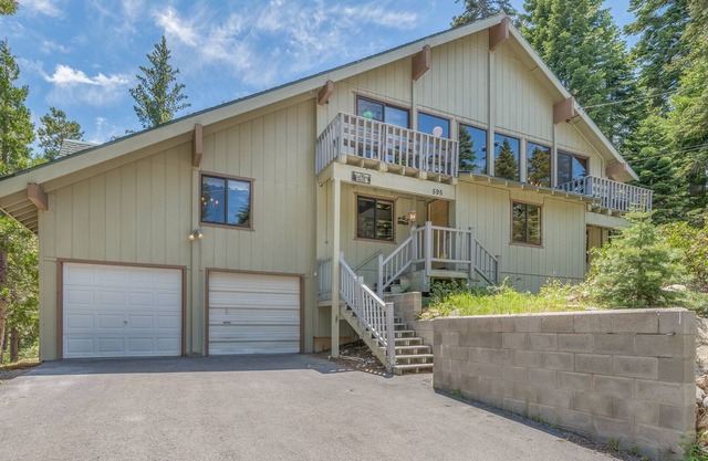 Large Pet Friendly Home- Chamberlands Pool and Beach- One Block from Trails