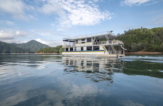 Shasta Marina Houseboat 