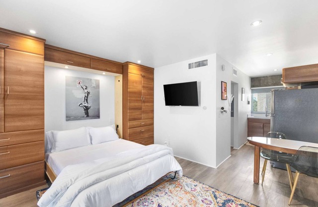 Well appointed DTPH Studio w Pool and Parking