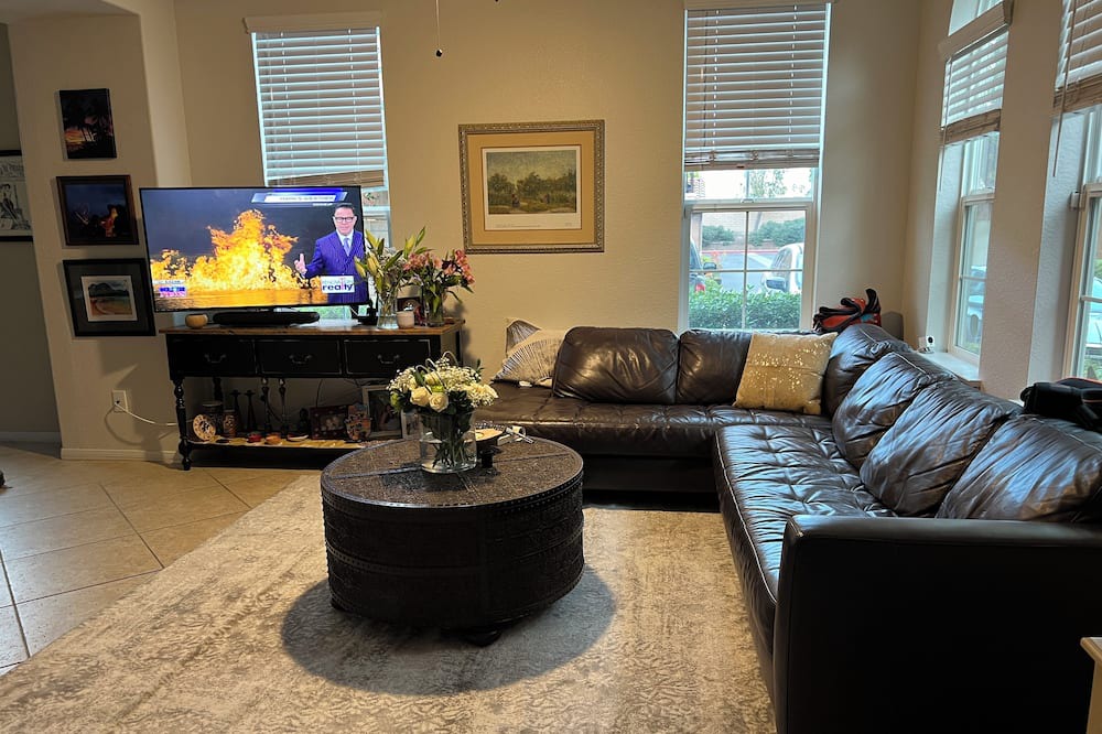 Pacific Highlands Ranch Condo | Townhouse in quite area-10 min.drive to Beach and Del Mar Fairgrounds. perfect!
