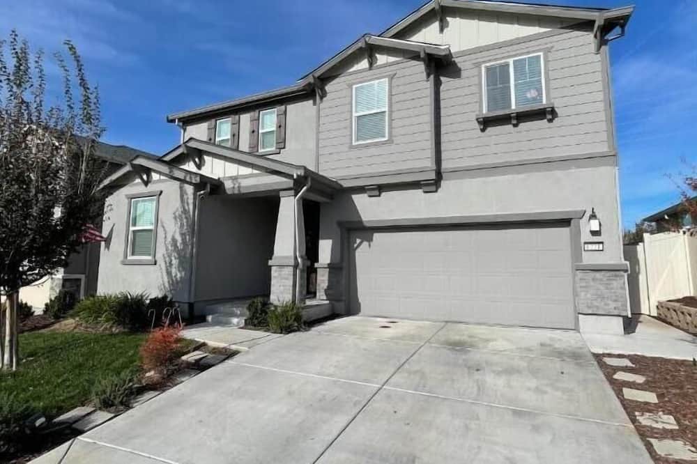Citrus Heights House | Entire home next to trails and parks