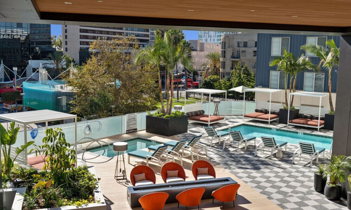 Downtown Long Beach Apartment | LUX Walk Conv Ctr Wi-Fi EV Free Park Crib Pool B