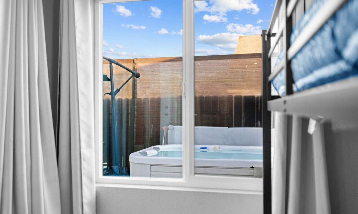 San Carlos Apartment | La Mesa 5BR | Pickleball Court + Hot Tub