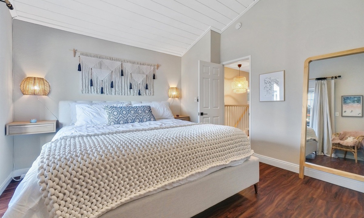West Newport Condo | Treasured Bliss * AC * Clean * Steps to Sand * Exclusive Patio