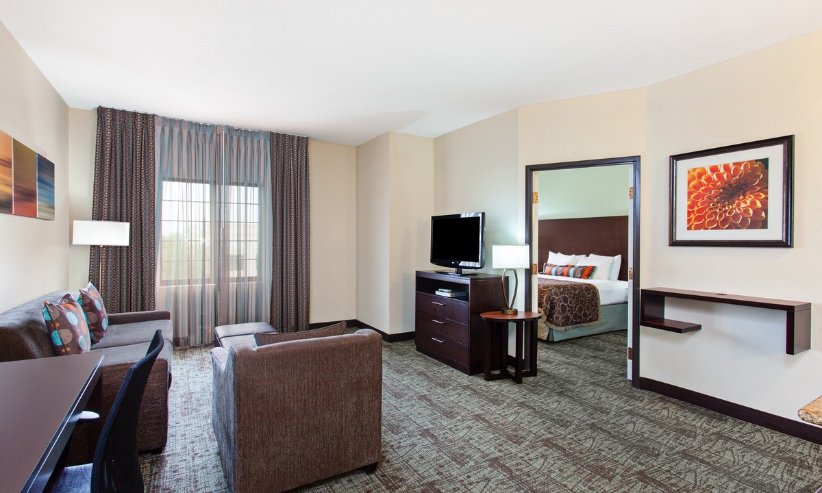 Lake Forest Condo | Pool & Hot Tub. 30min from Disney!