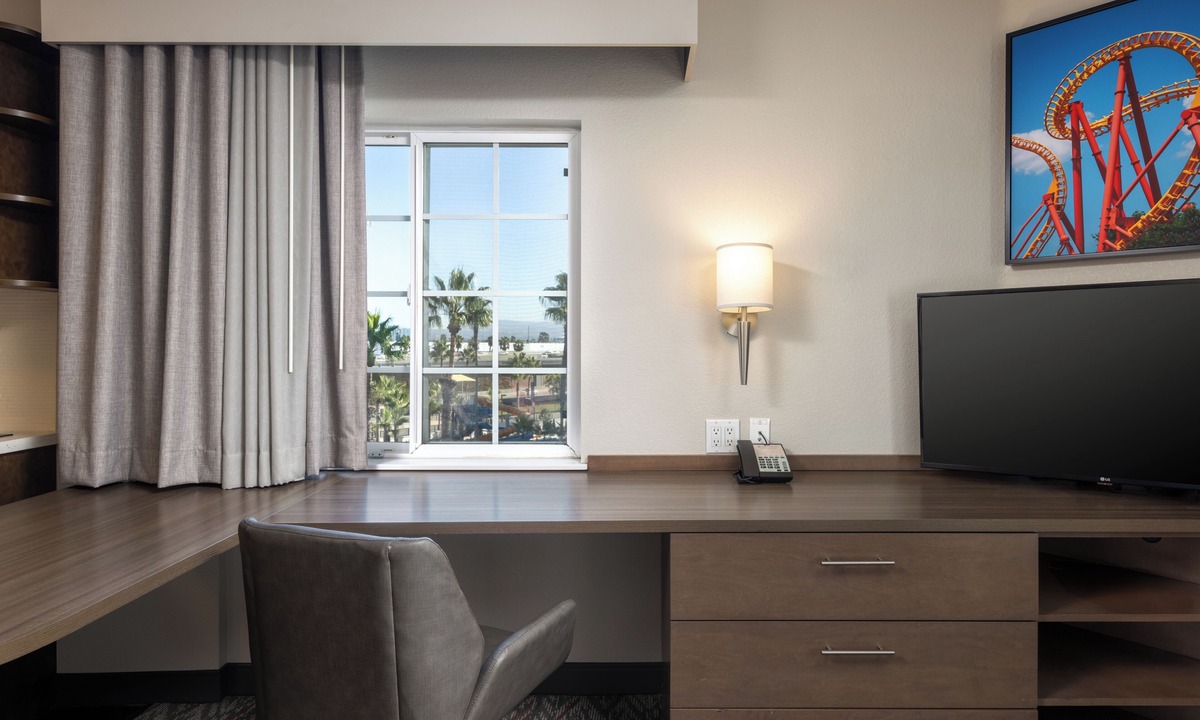 Anaheim Resort Hotel | Say Hi to Mickey! Unit with Full Kitchen Close to Disneyland, Pool!