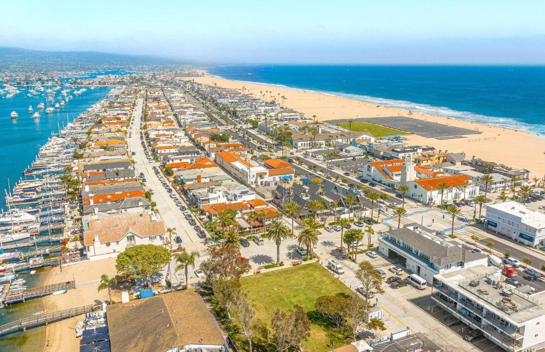 Balboa Peninsula House | Stylish 2Br Upstairs Cottage W Ac One House From Beach By Beachview Rentals