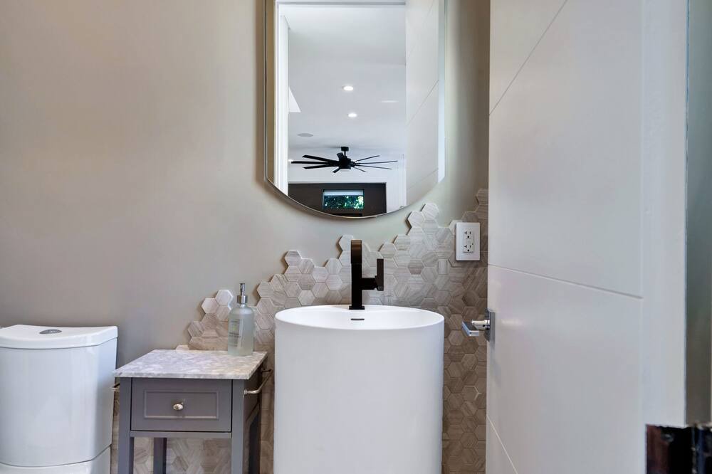 Photo of Bathroom in Tarzana