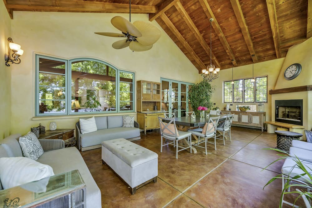 Photo of Livingroom in Napa