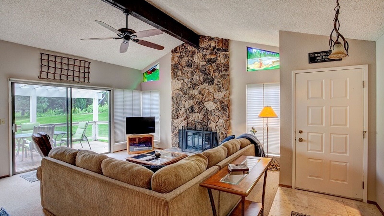 Photo of Livingroom in Plumas Eureka Estates