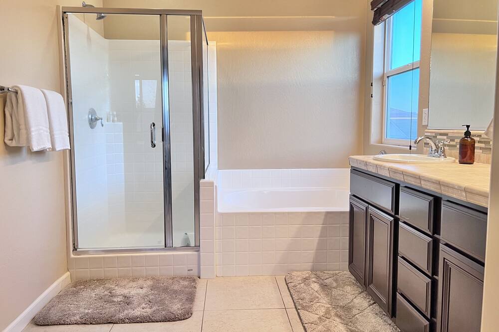 Photo of Bathroom in Raisin