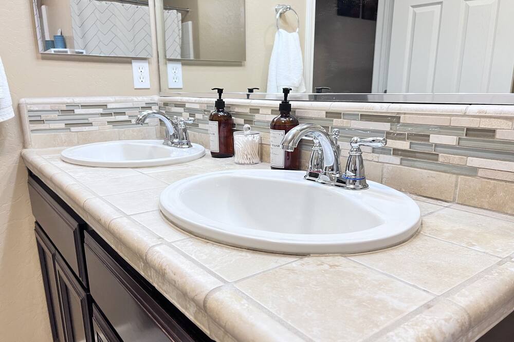 Photo of Bathroom in Raisin
