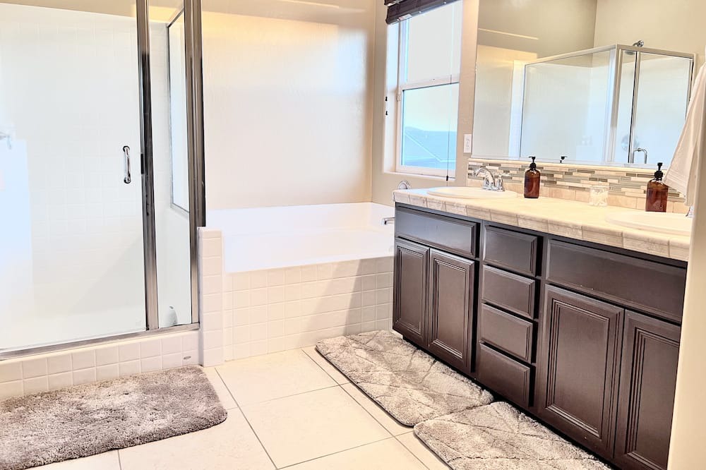 Photo of Bathroom in Raisin