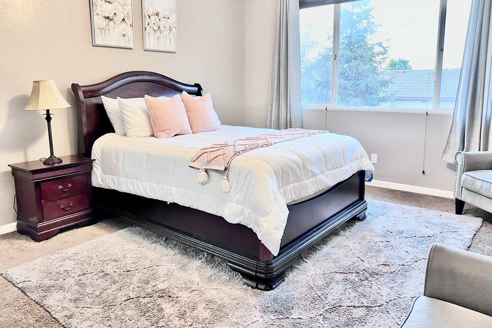 Photo of Bedroom in Raisin