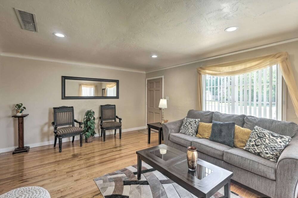 Photo of Livingroom in Bakersfield