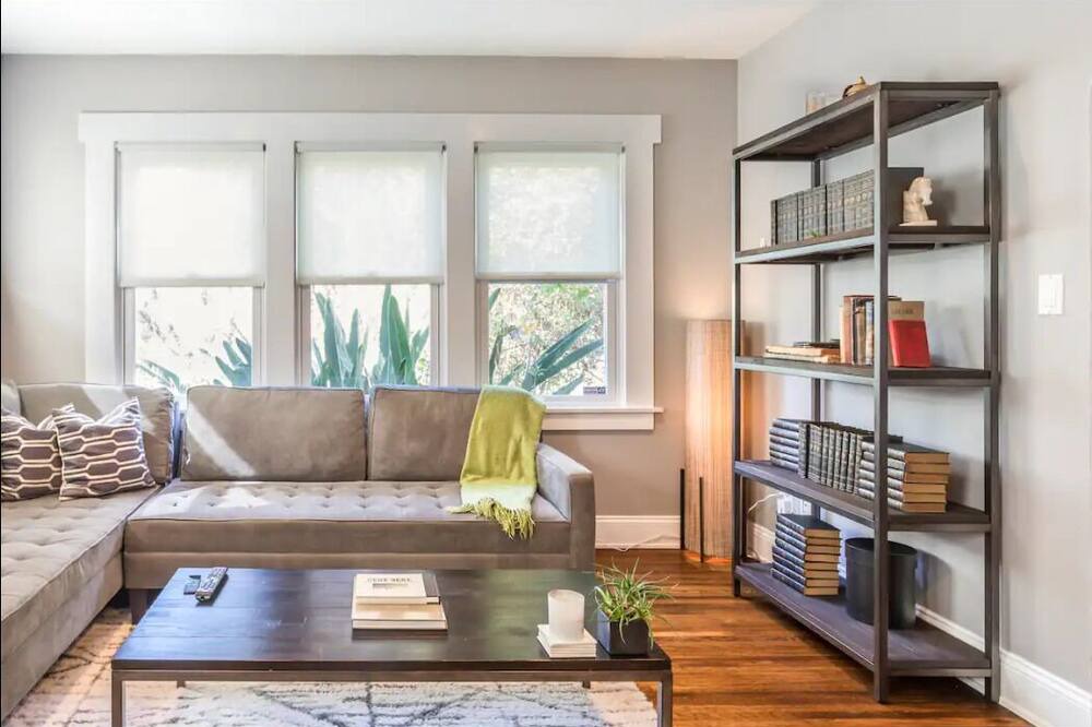 Photo of Livingroom in Mid-Wilshire