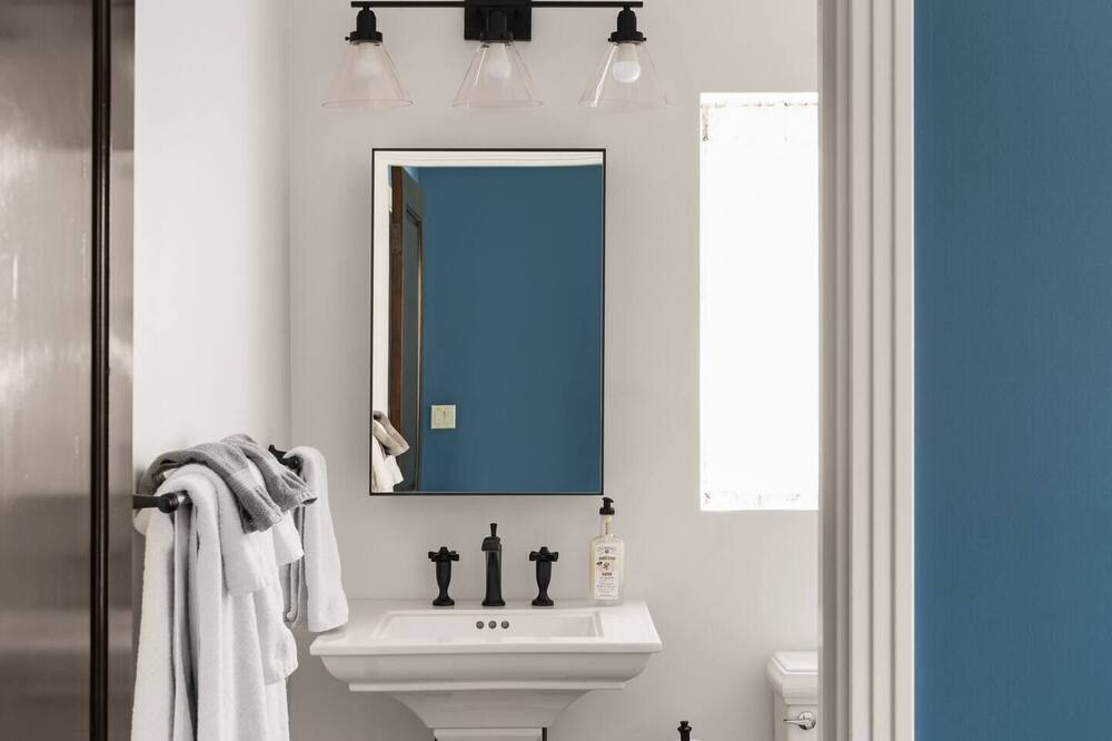 Photo of Bathroom in Mid-Wilshire
