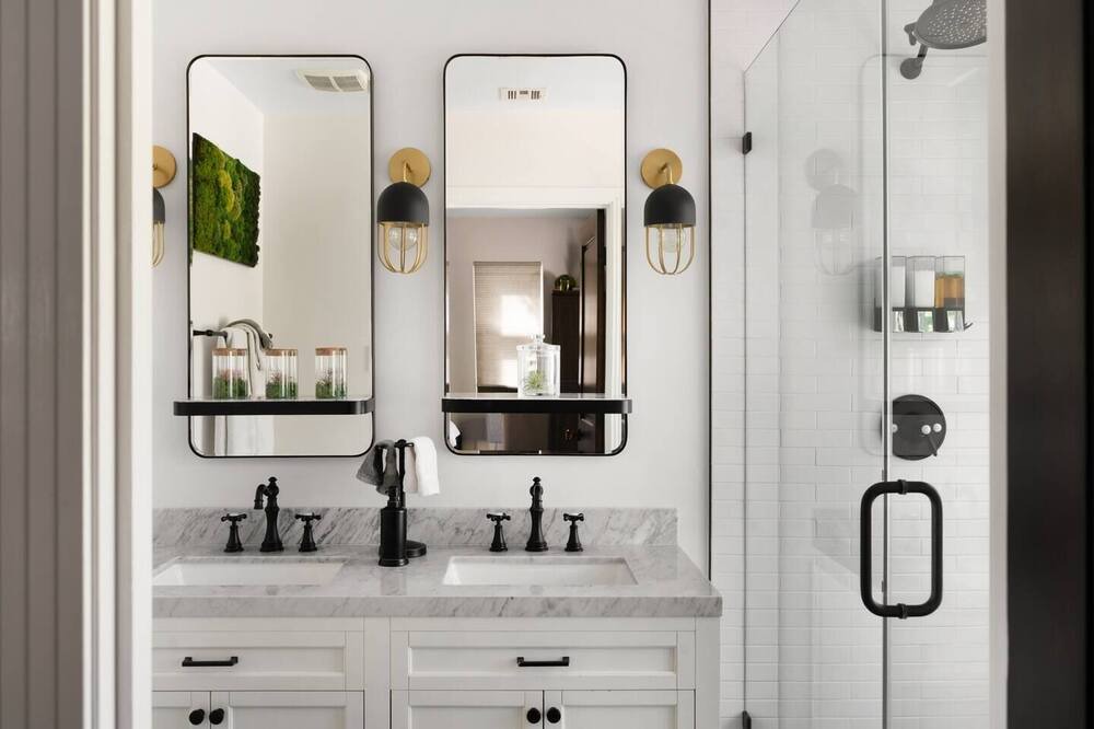 Photo of Bathroom in Mid-Wilshire