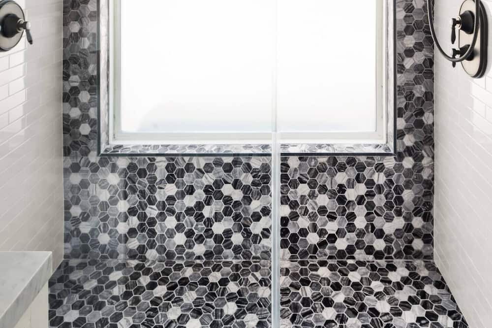 Photo of Bathroom in Mid-Wilshire