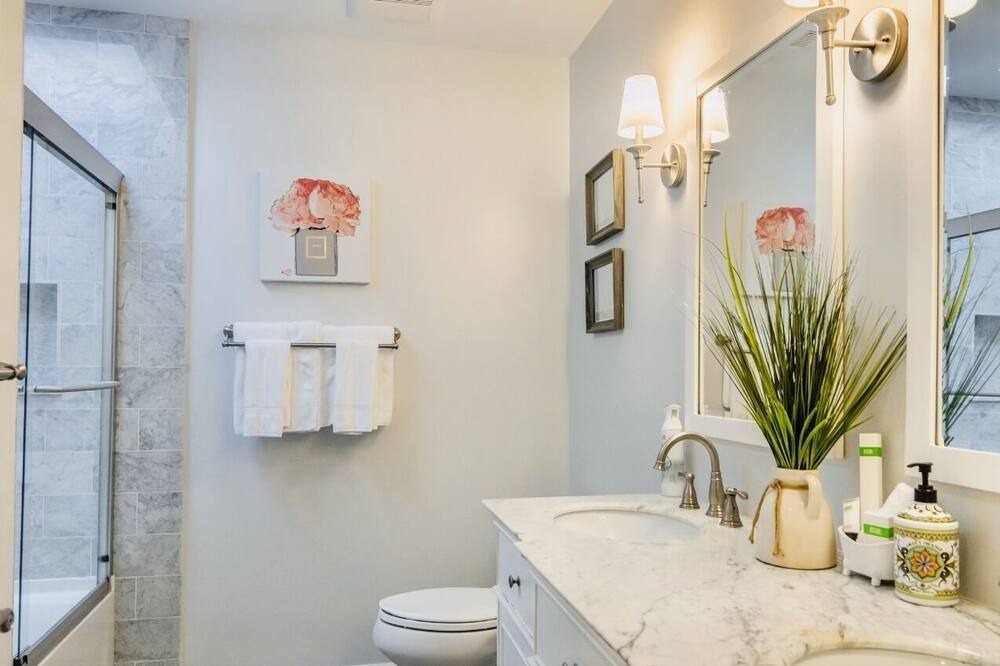 Photo of Bathroom in Encino